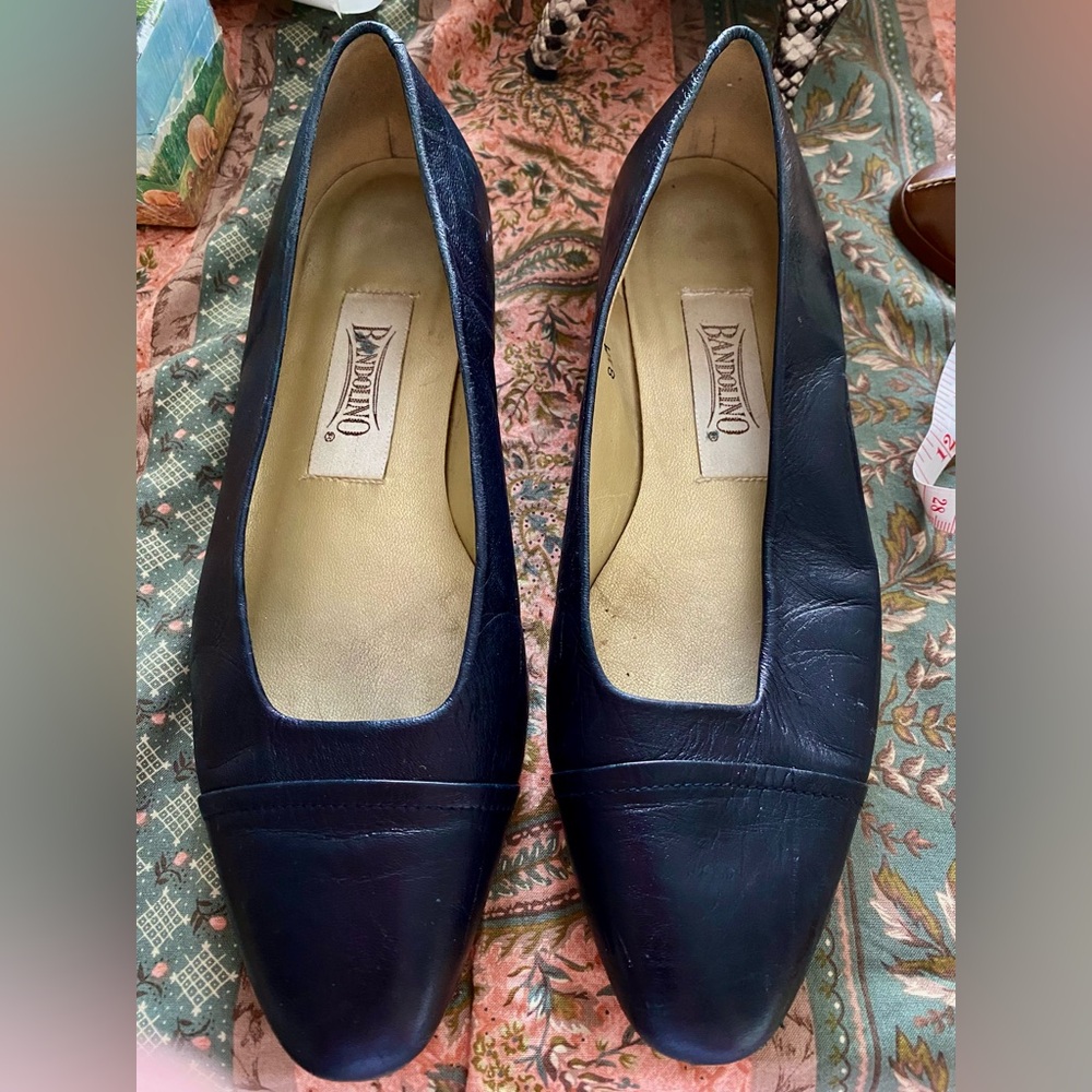 Navy Blue Bandolino Vintage Leather Flats, Made in Spain.  Size 8.5M, EU 39.  EC